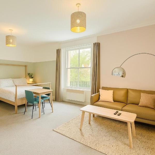 Central studio flat with parking permit, Bath