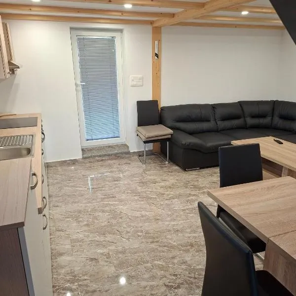 Sun House Luka โรงแรมในRadmirje