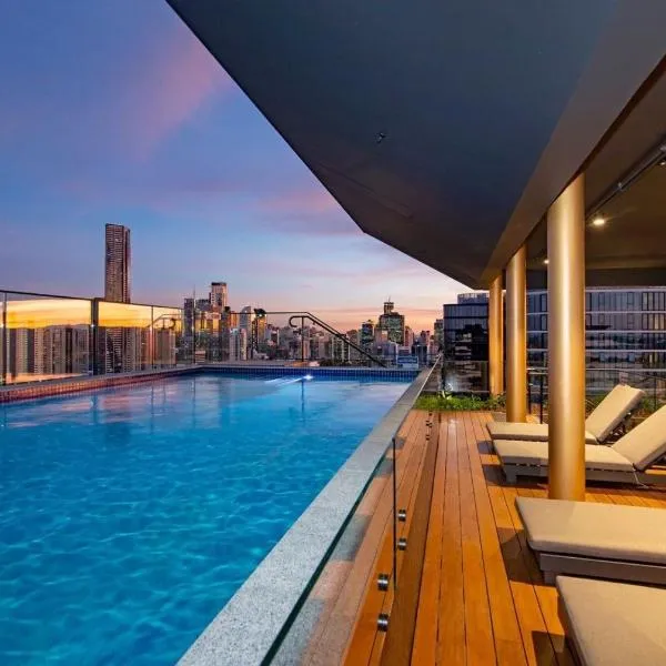 Luxe 3BR Apt with City Views, Car Park and Rooftop Pool, hotel sa Brisbane