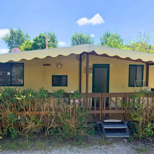 Comfortabele familie chalets met veranda incl airco dichtbij zee!, hôtel à Viareggio