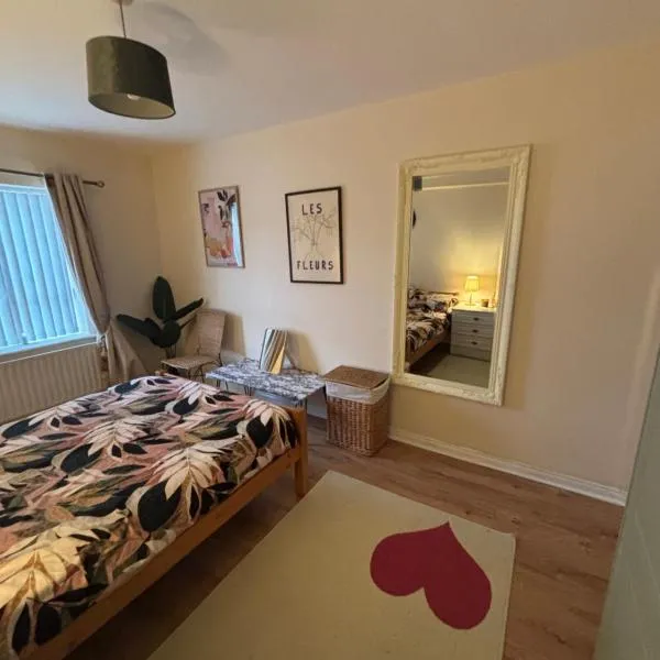 Warm and spacious 1 bed apartment, hotel v destinaci Letterkenny