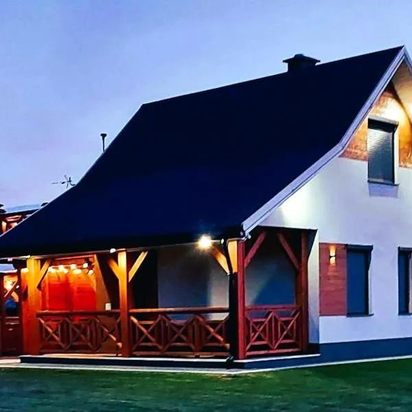 Domek NIVA z Jacuzzi i Widokiem na Zalew, hotel v destinaci Nawóz