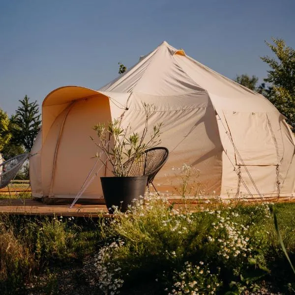 Glamping Wake Surf Náklo, hotel v destinaci Olomouc