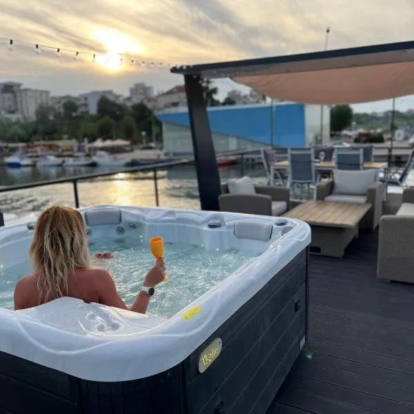 SeaEsta Floating House, hotel di Constanta