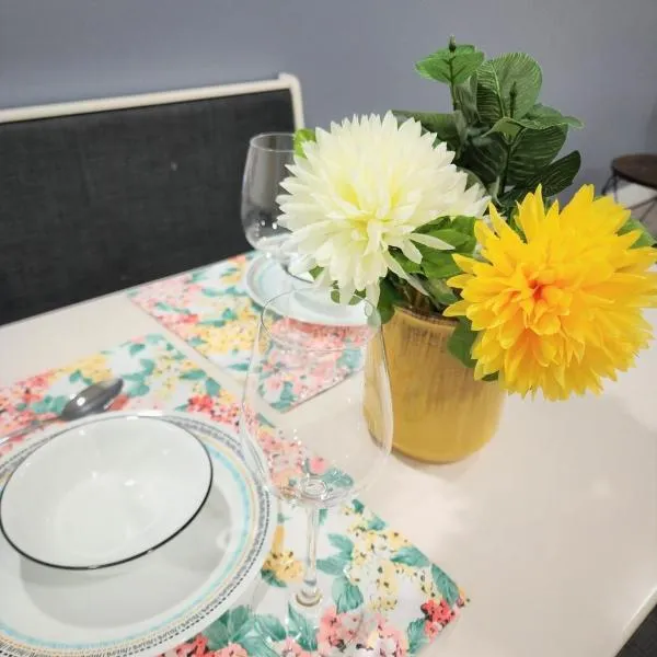 Gorgeous Two Bedroom Suite in a Quiet, Picturesque Neighborhood!, hotel in West Vancouver
