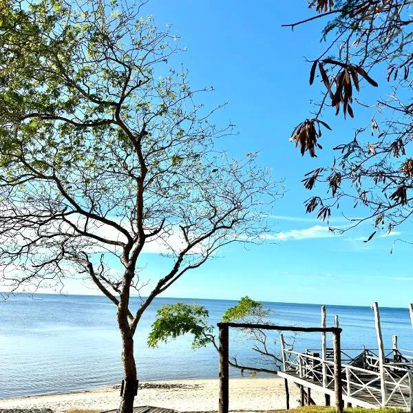 The Rocks MaweniBeach Bungalows, ξενοδοχείο στο Kilindoni