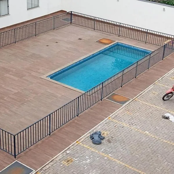 Apartamento com piscina, hotel in Governador Valadares
