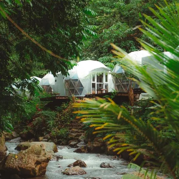 Glamping tent in Pelaga Eco Park, hotel v destinaci Patjung