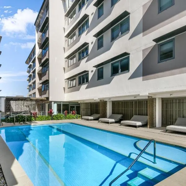 Lowanna Beach Resort Kawana, hotel in Kawana Waters