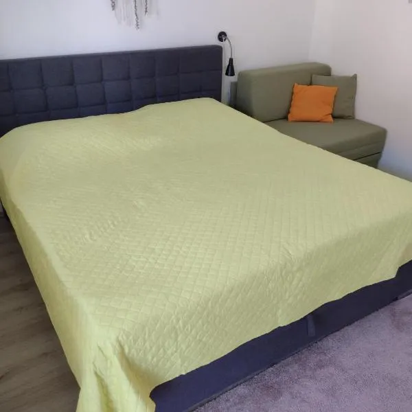 Beautiful apartment with 2 terraces and a parking space, hotel in Kaštela