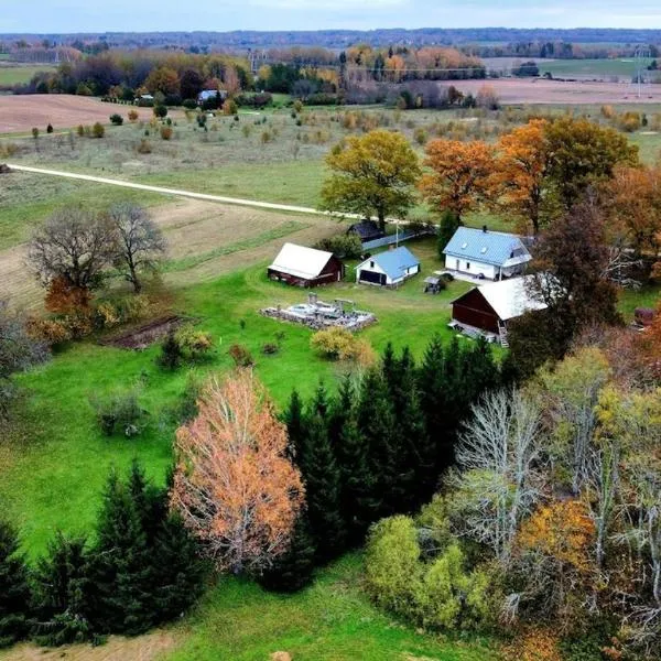 Cozy, private country home with a garden and sauna, hotel en Põru