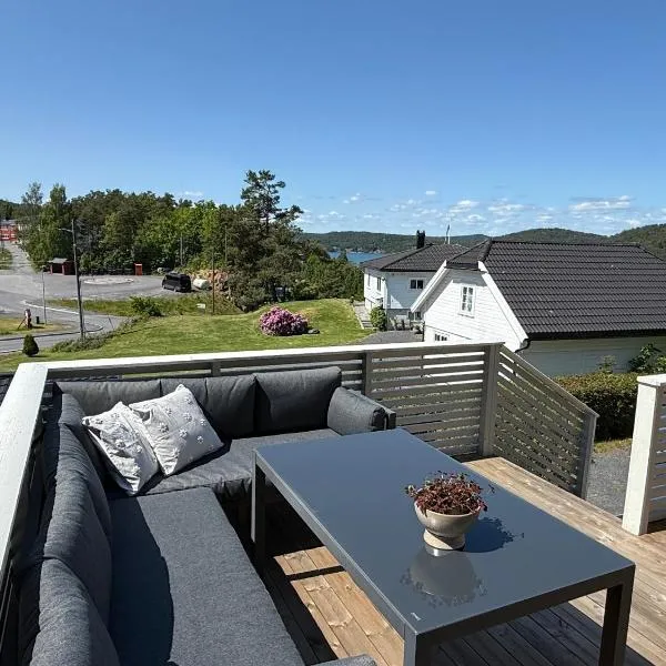 Trivelig Feriehus Leilighet, Risør, Sørlandet med tilgang til båt, Hotel in Risør