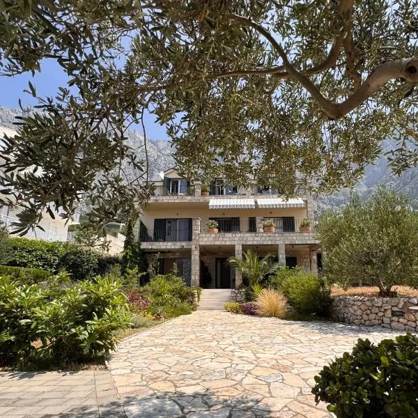 Apartments Denis, hotel in Makarska