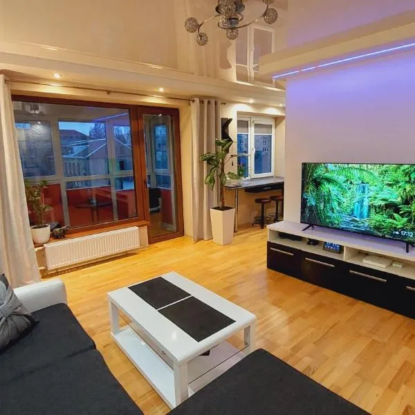 Central Apartment with Fireplace & Cathedral View, hôtel à Šiauliai