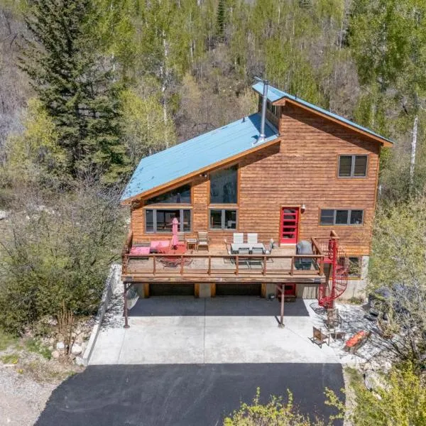 Secluded Mtn home by Purg, Hot Tub, Views! Pets ok, hotel v destinaci Durango