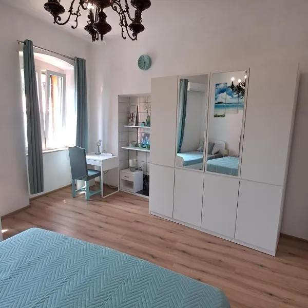 Red blue with private parking and Gray blue apartment, hotel in Pula