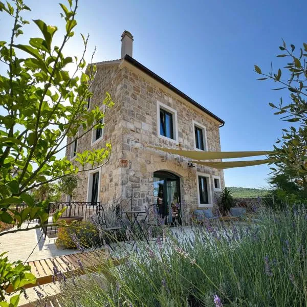 Villa Šjora - ''Autentic Dalmatian Stone Villa with Private Garden & BBQ'', hotel v destinaci Vrboska