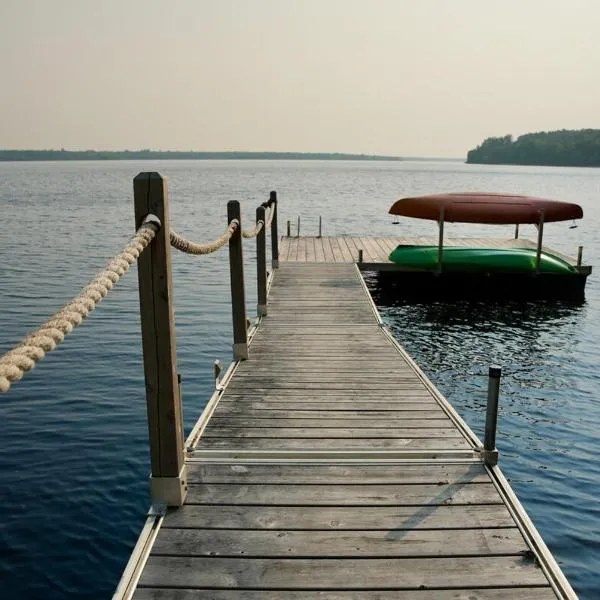 Waterfront Retreat Near Coulonge Falls with Sauna,Fort Coulonge的飯店