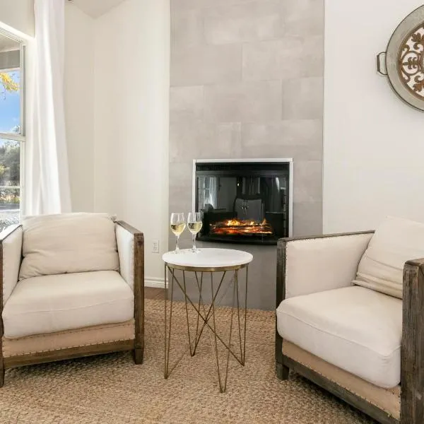 Downtown Retreat #1 - King Bed, Shared Pool, Walk to Main, hotel v destinaci Fredericksburg