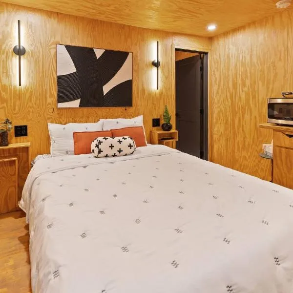 Unique*NEW*Hot Tub Studio*Mins to DT & PHX Airport – hotel w mieście Phoenix