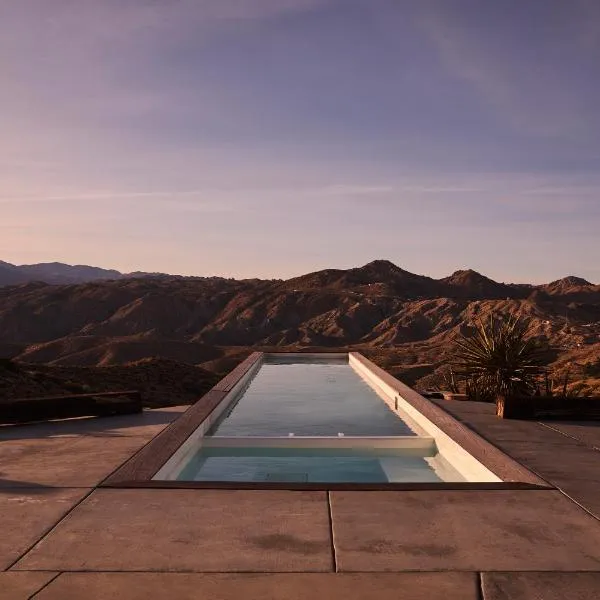 Hawkeye Dome - Pool, Spa, Great Views, hotel in Yucca Valley