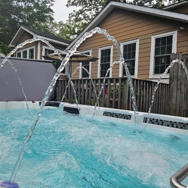 Sleeps16, 11-Person Swim-Spa, 75" TV 4 Movie Nights, Spacious Home, Close To Downtown, Beltline, And Walk To Restaurants, 2-Person Bathroom Jacuzzi, Ping Pong, hotel in Atlanta