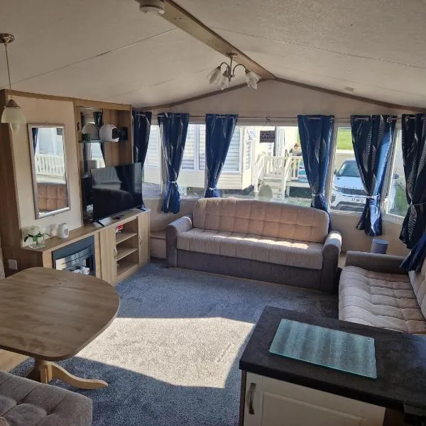 Spacious 6 Bed Caravan with Decking, Hotel in Hayling Island