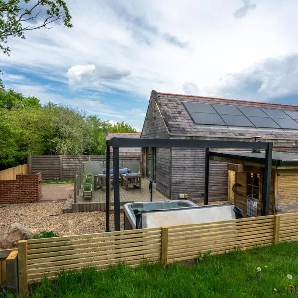 Thyme Lodge 2BR with Hot Tub and Sauna near Black Mountain, ξενοδοχείο σε Garnant