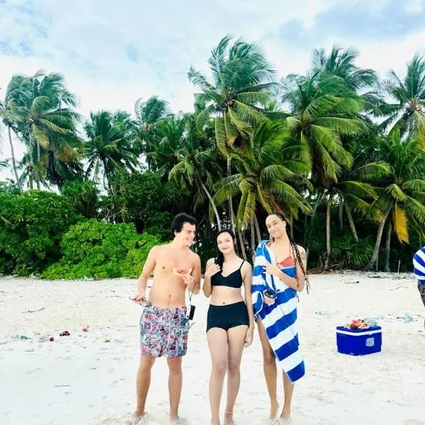 Blue Wave Hotel Maldives- Surf-fishing and beach -Free domestic transport when booked fullboard for a week，位于科卢马杜卢的酒店