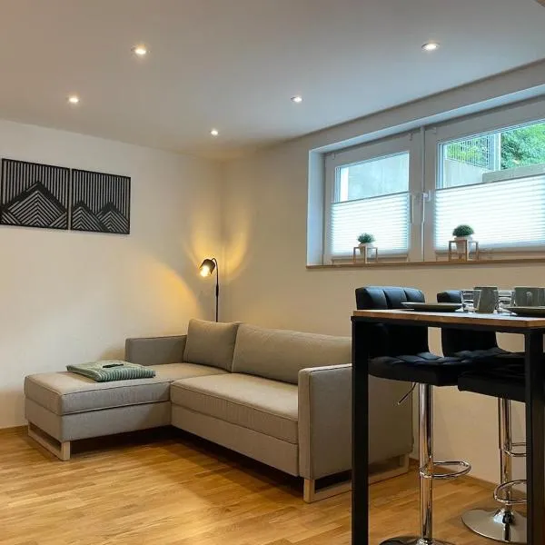 1,5-Zimmer, Top ausgestattet, 4 Pers, Souterrain, Self Check-in, Parkplatz, Netflix & Amazon Prime, hotel in Flintsbach