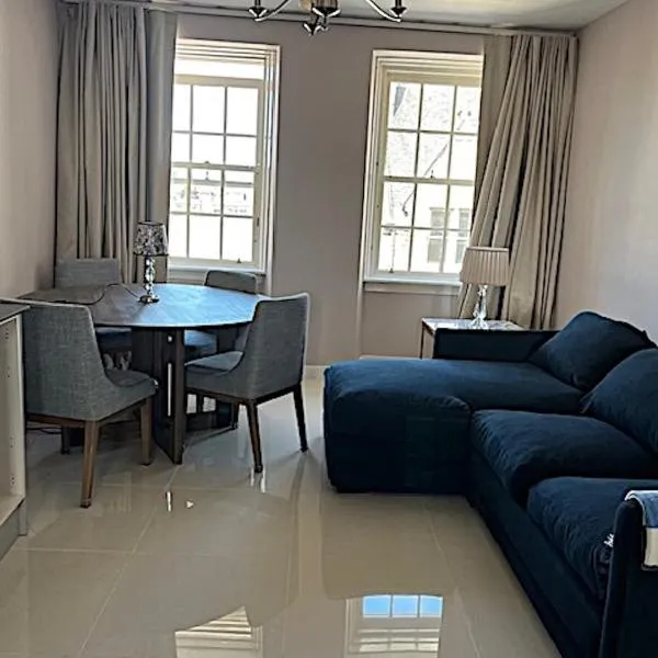 New Royal Mile Residence Quiet Spacious and Comfortable Flat with Large Balcony and Great Views Top Floor No Lift, hotel in Edinburgh