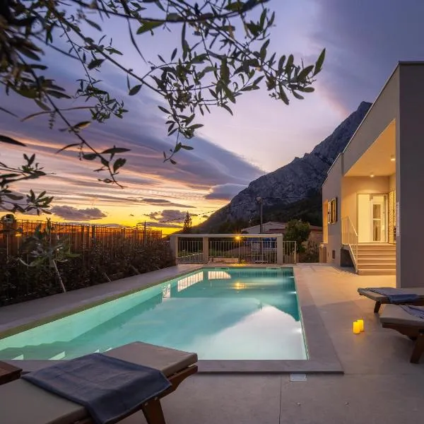 Summer House Lea - Villa with heated pool and sea view: Bast şehrinde bir otel