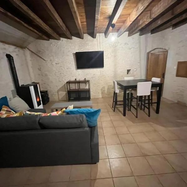 Maison atypique dans une tour, hôtel à Neuvy-le-Roi