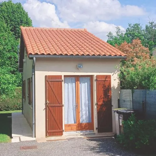 Maison T2 indépendante avec terrasse et parking, hotel v destinaci Buxerolles