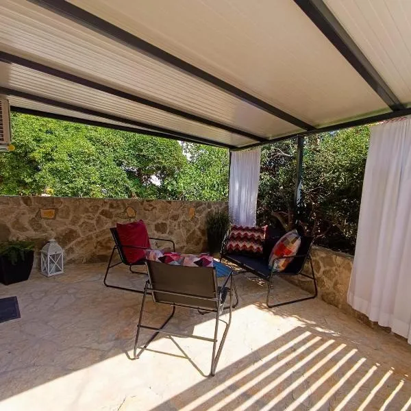 Studio Apartman Dino 1, hotel in Bol