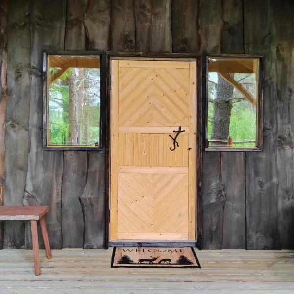 Puumajamajoitus maaseudulla, hotel in Tuorila