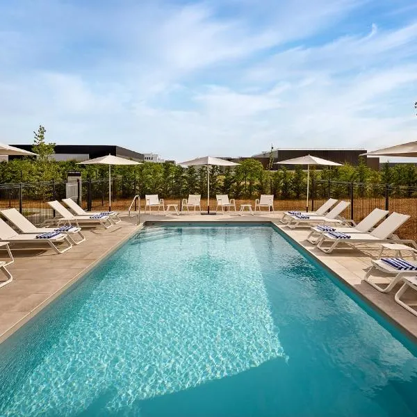 Viesnīca Courtyard by Marriott Lyon Eurexpo Stadium pilsētā Ženā