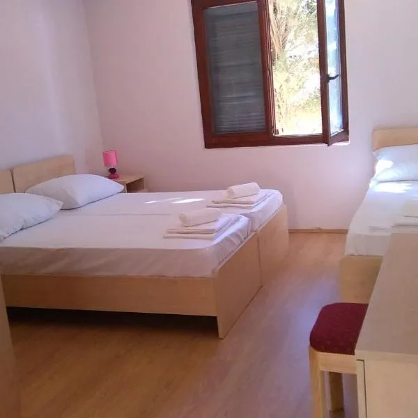 Resort Village T.N. Milna, hotel in Vis