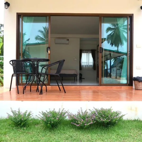 First Light beach bungalow 4, hotel in Koh Phangan