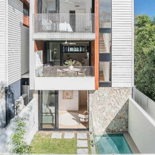 Urbanstayz - Lakehouse No 4- Luxury Lakefront Getaway Villa Pet Friendly, hotel di Cabarita Beach