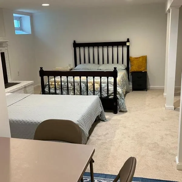 basement Two queen beds with private bathroom in Lexington, hotel in Lexington