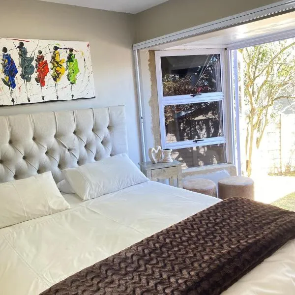 Cosy Room steps from the lake, hotel in Benoni