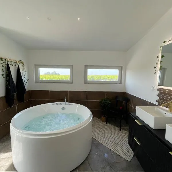 Bulles & Vignes - SPA Balnéo, hotel in Mouzillon