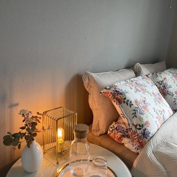 Bright & Spacious Apartment by the Sea, Free Parking, 10min to Airport, 12min to Ålesund, hotel di Ytterland