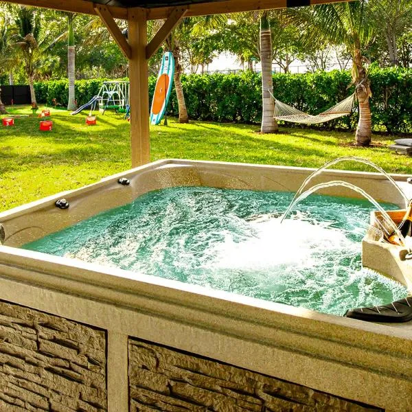 Villa Talia, with Spa, Mini Golf, 3mile to downtown next to a Park & Lake、ネープルズのホテル