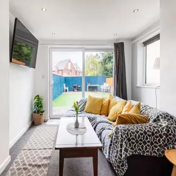 Spacious 2 Bedrooms, Free Parking, Free Wifi - Serene Homes Sheffield, hotel in Hillsborough