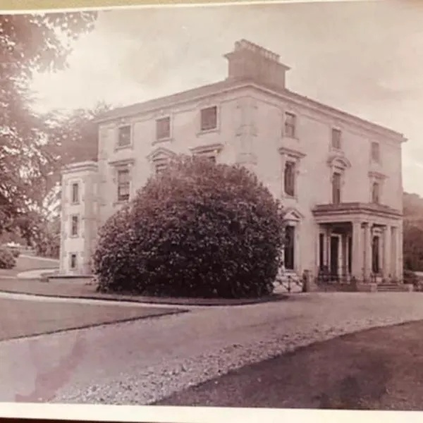 Stunning Victorian Charm, Hotel in Kells