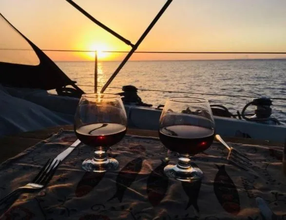 Magnificent sailboat with free parking for cars、バレンシアのホテル