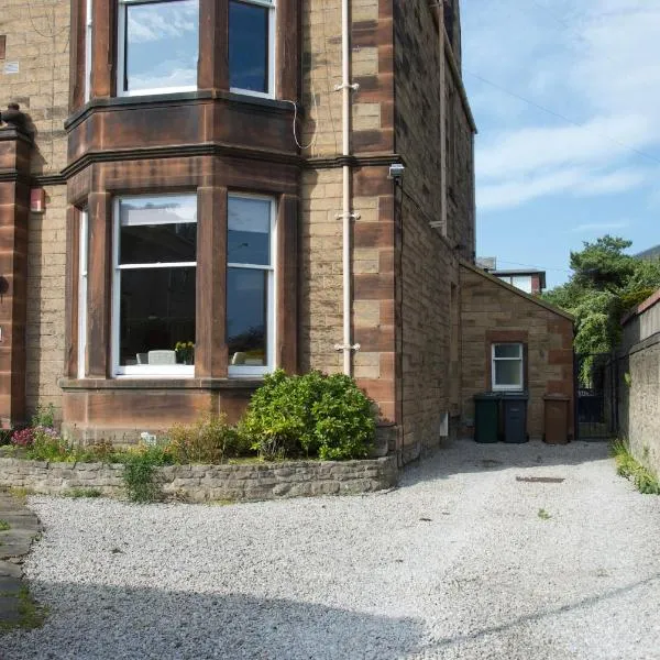 Victorian Apartment with car parking in driveway, Murrayfield, hotel em Edimburgo