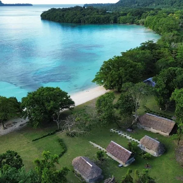Lonnoc ocean view beach bungalows, Hotel in Hog Harbour
